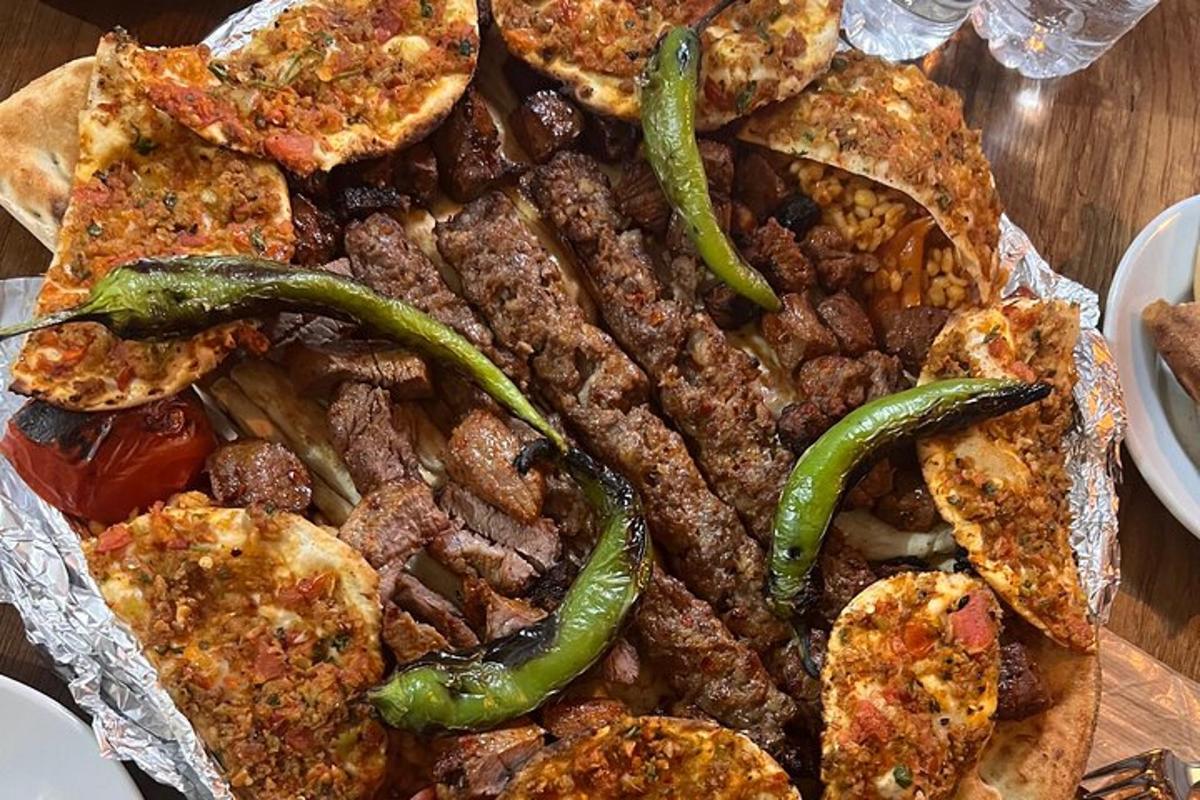 sepinggan makanan dengan lada dan makanan lain