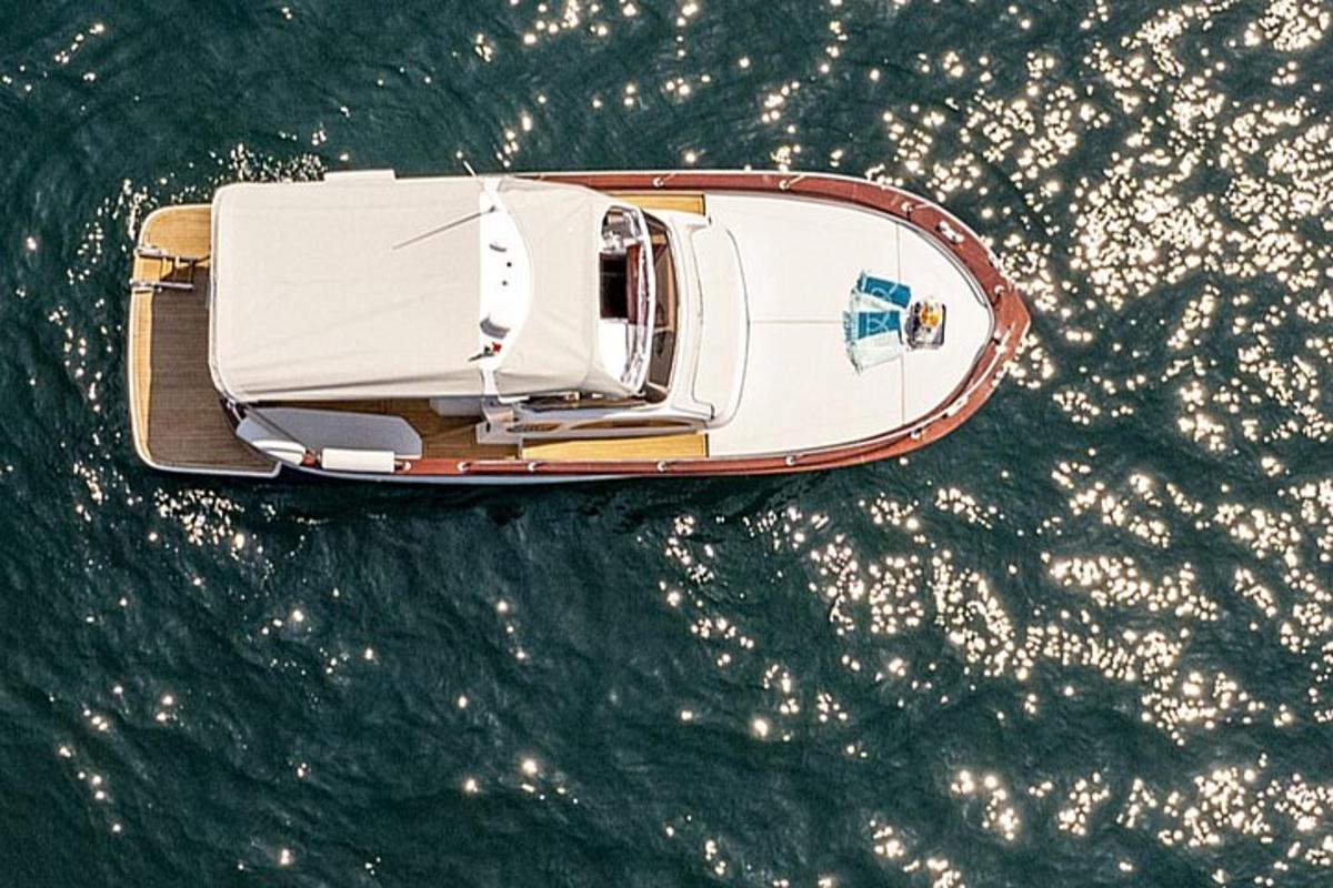una vista dall'alto di una barca in acqua