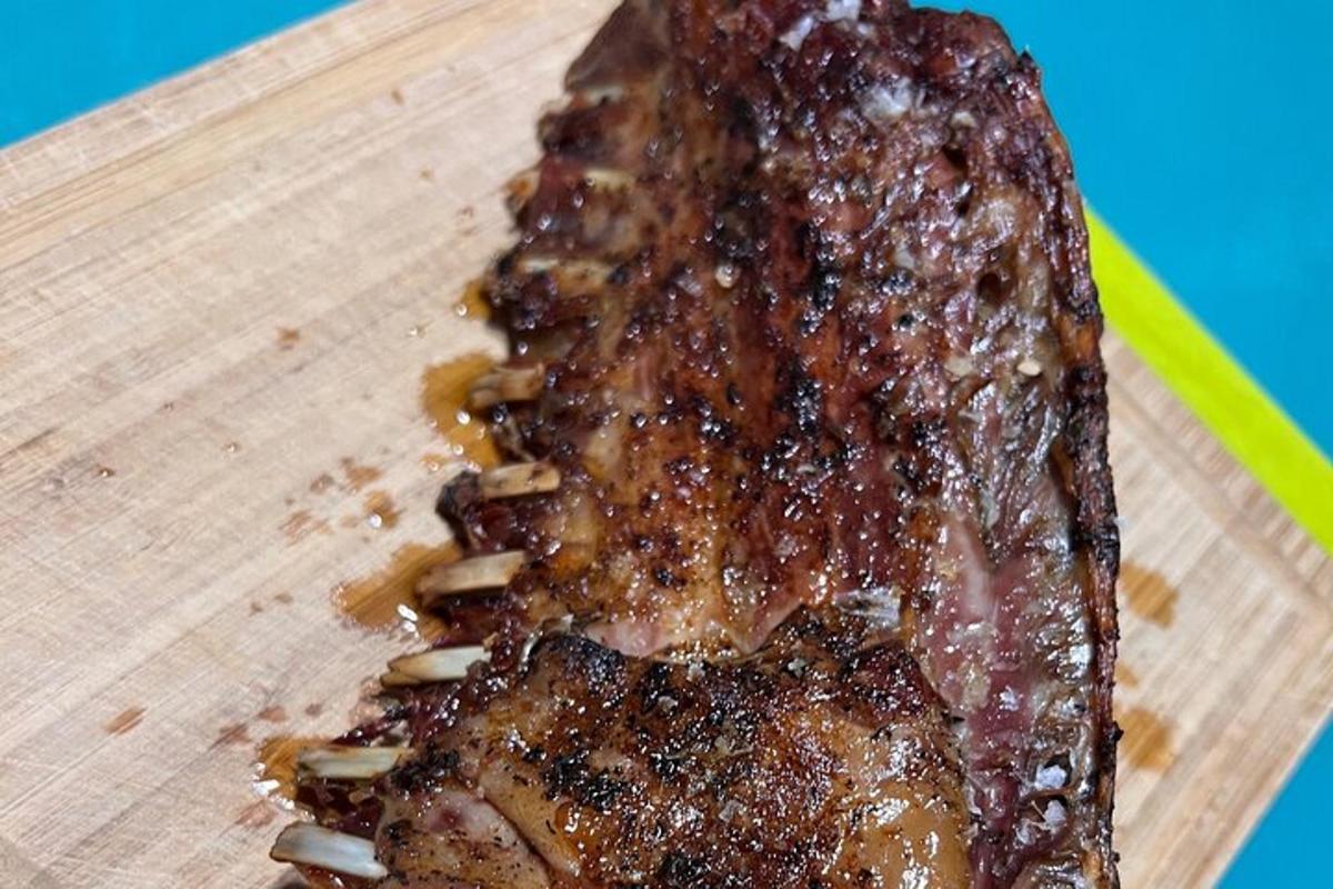 sepotong daging di atas talenan kayu
