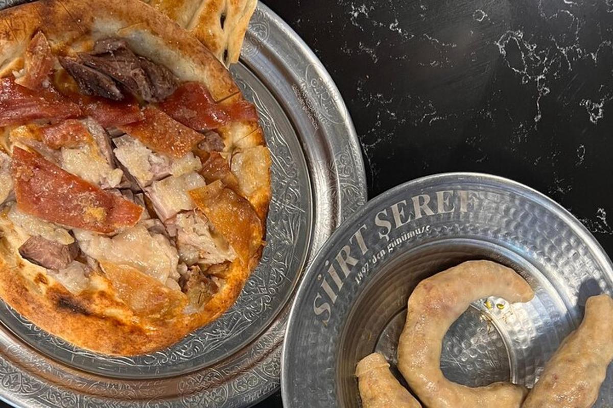 pizza dan pretzel duduk di atas meja
