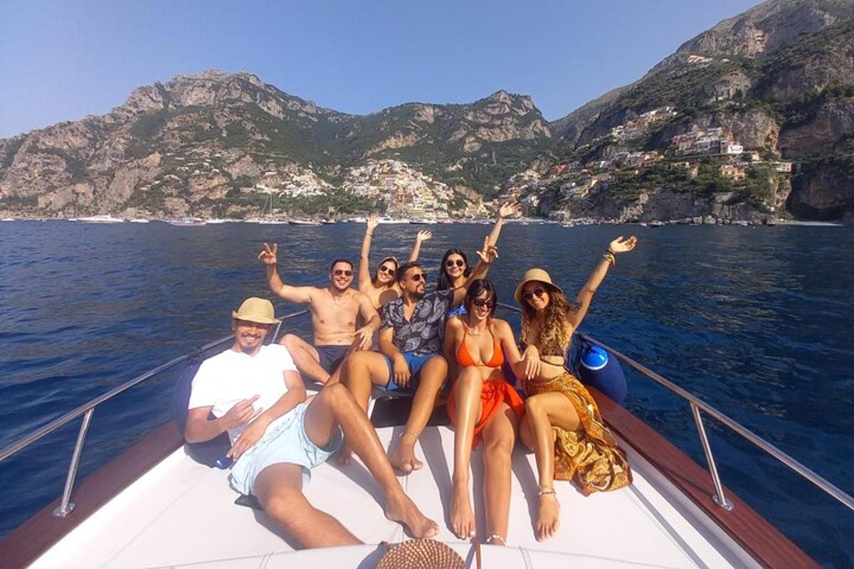 un gruppo di persone sedute su una barca sull'acqua
