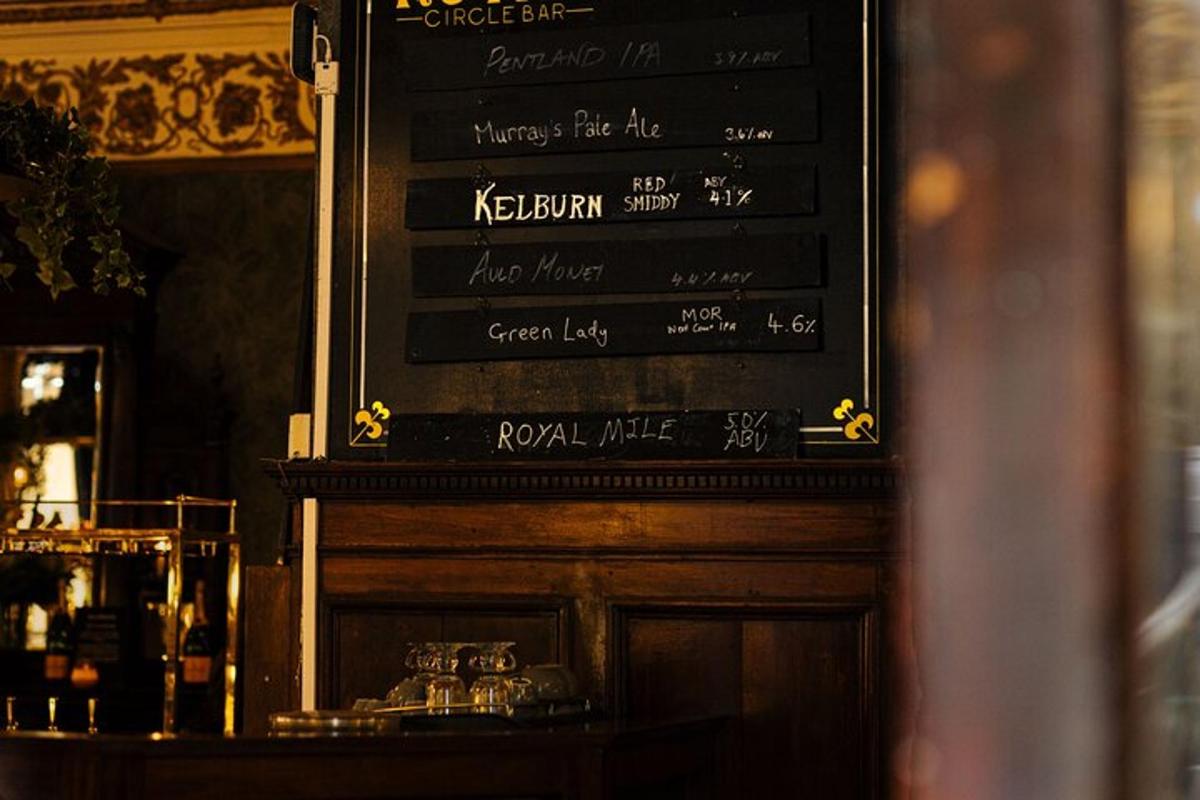 et skilt i en bar med nogle drinks på