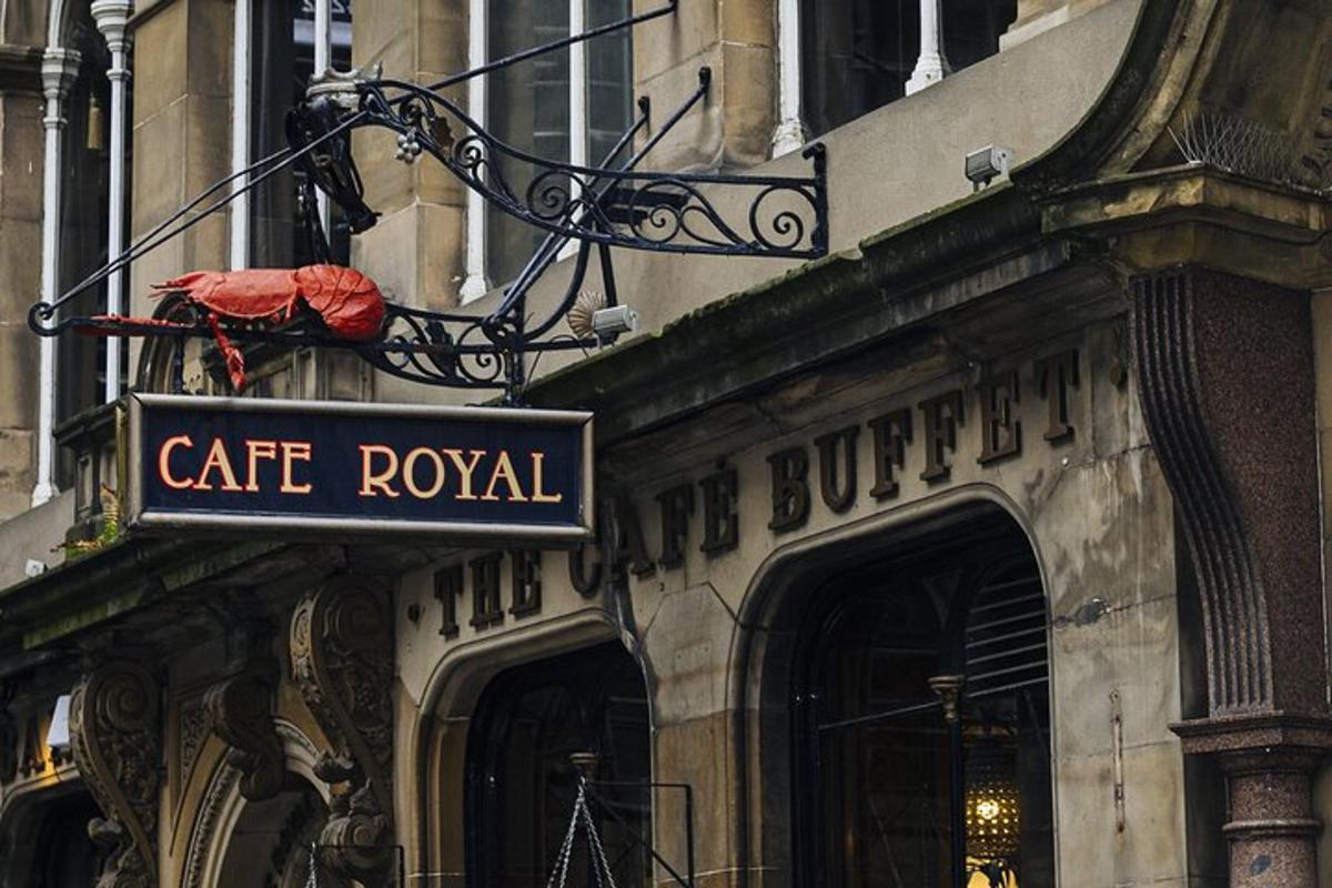 un cartello per un caffè reale sul lato di un edificio