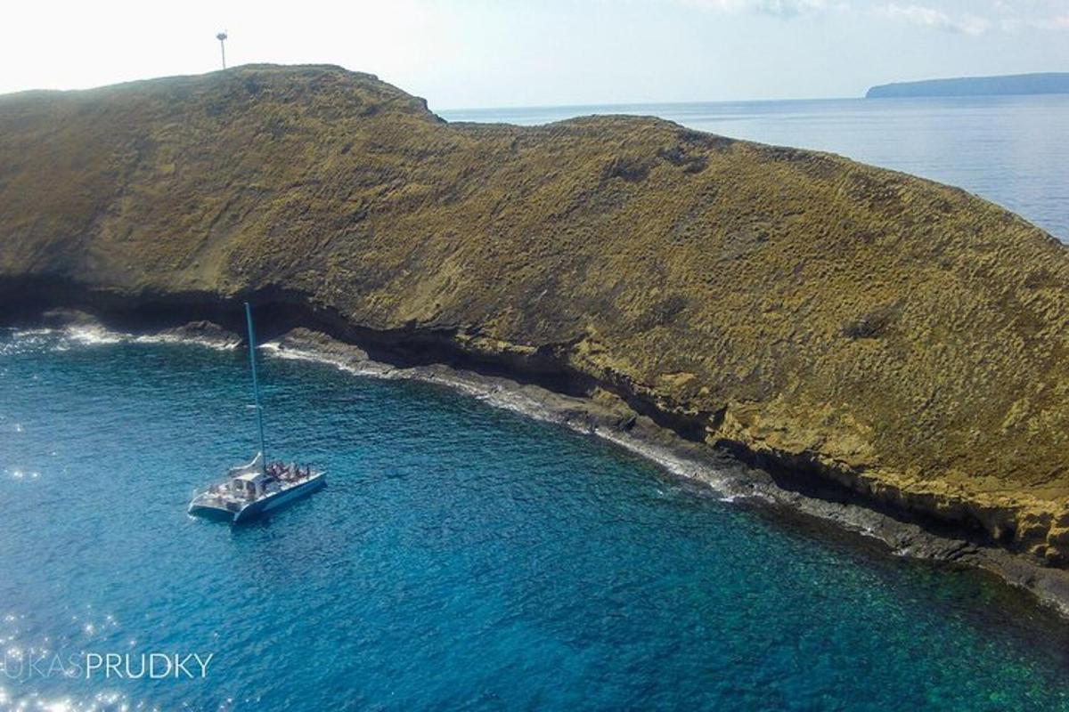 un barco en el agua junto a una pequeña isla