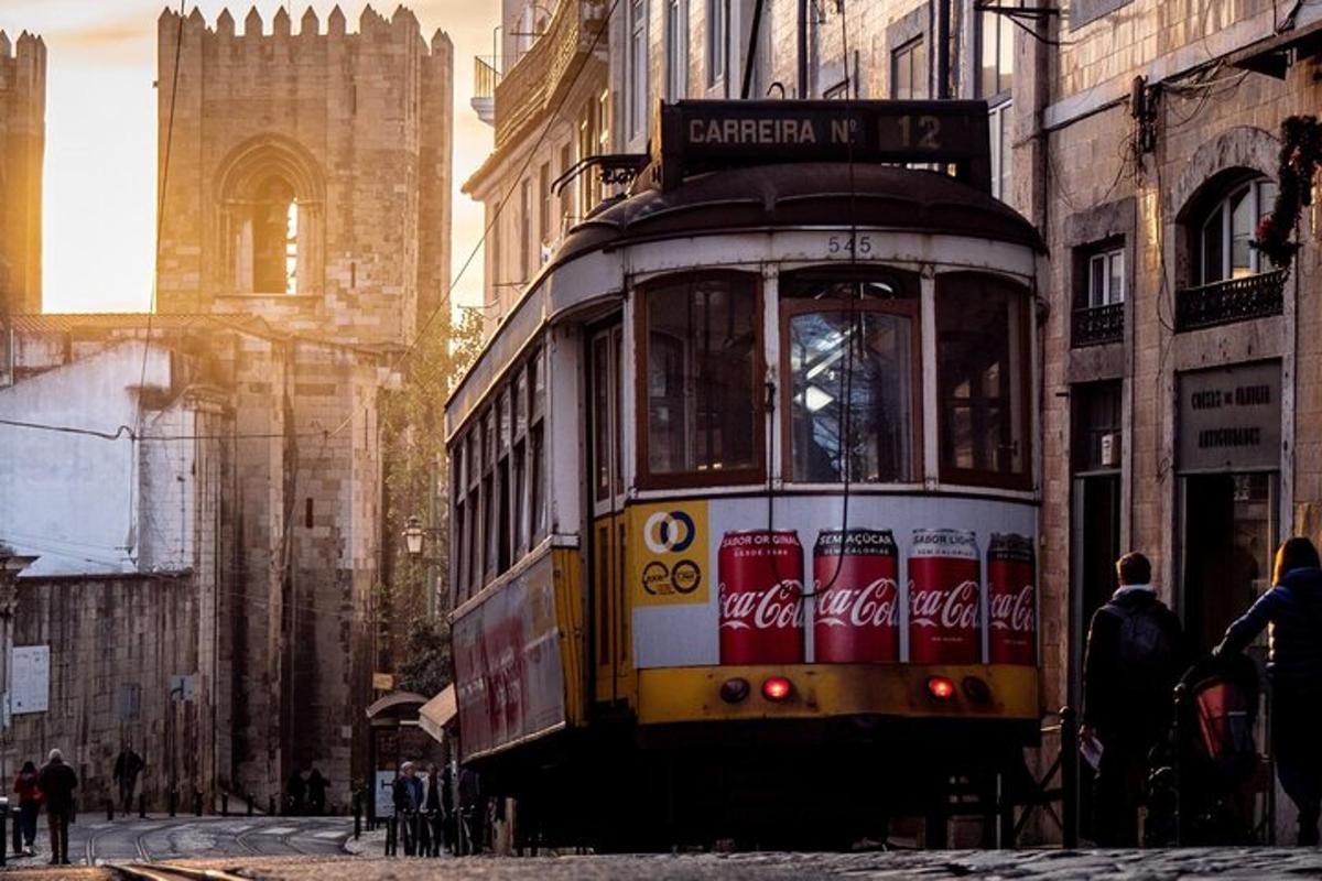 un tram su una strada di una città