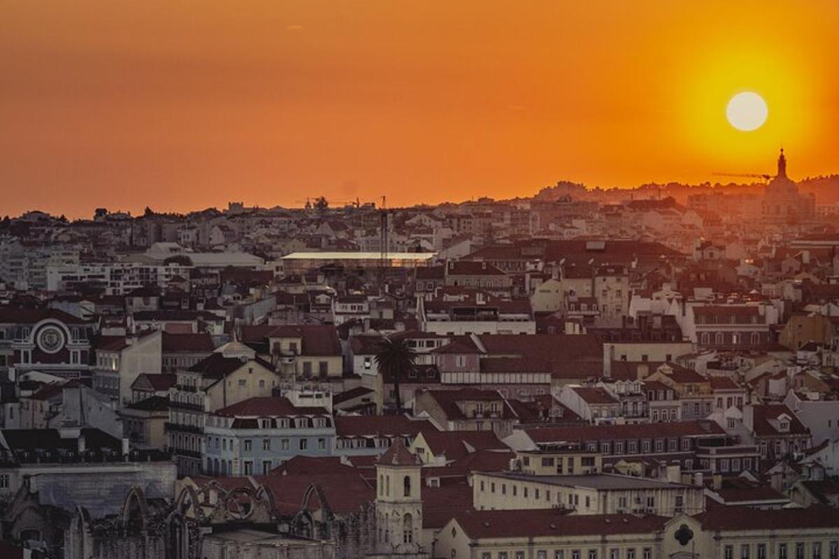 uno skyline della città con il sole che tramonta sullo sfondo