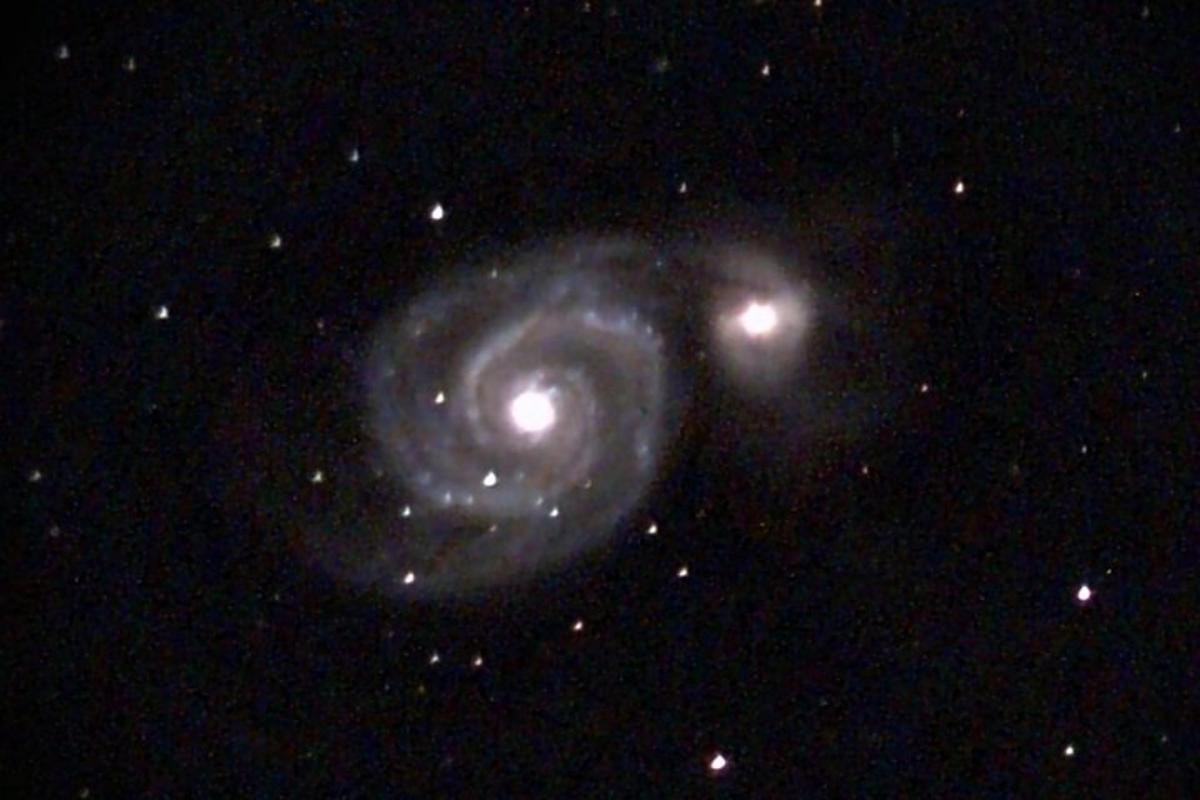 una coppia di galassie nel cielo notturno