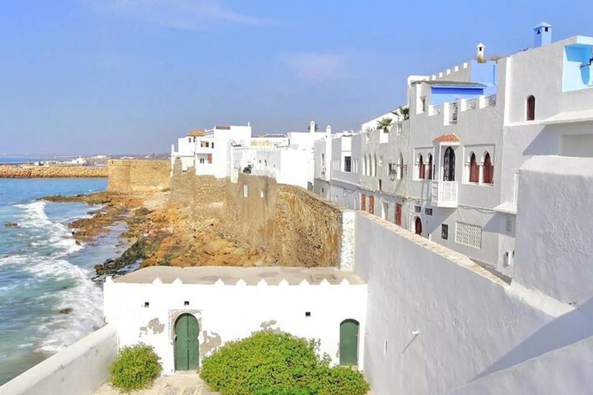 μια ομάδα λευκών κτιρίων δίπλα στον ωκεανό