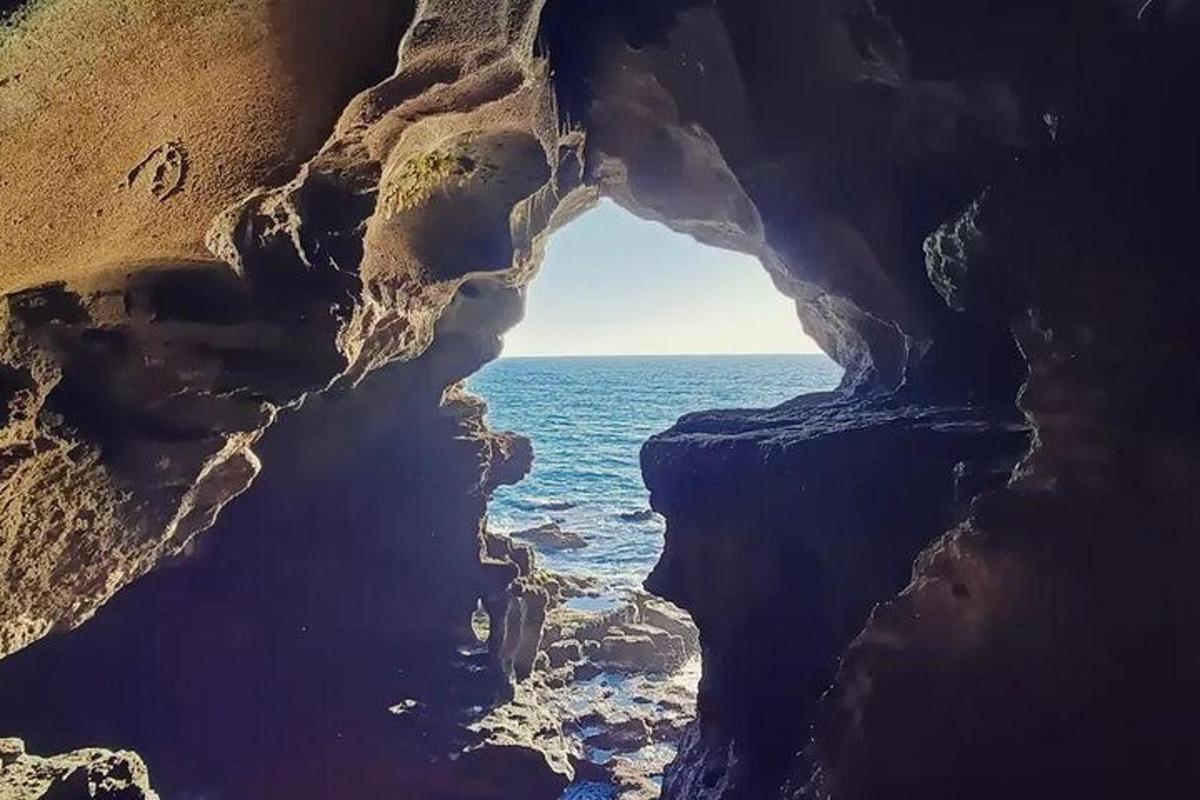 洞窟の中から眺める海の景色