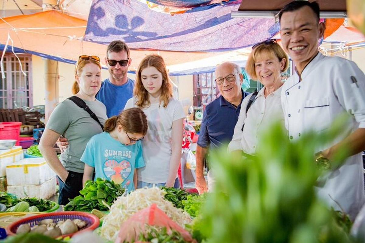 un grup de oameni care stăteau în jurul unei piețe cu legume