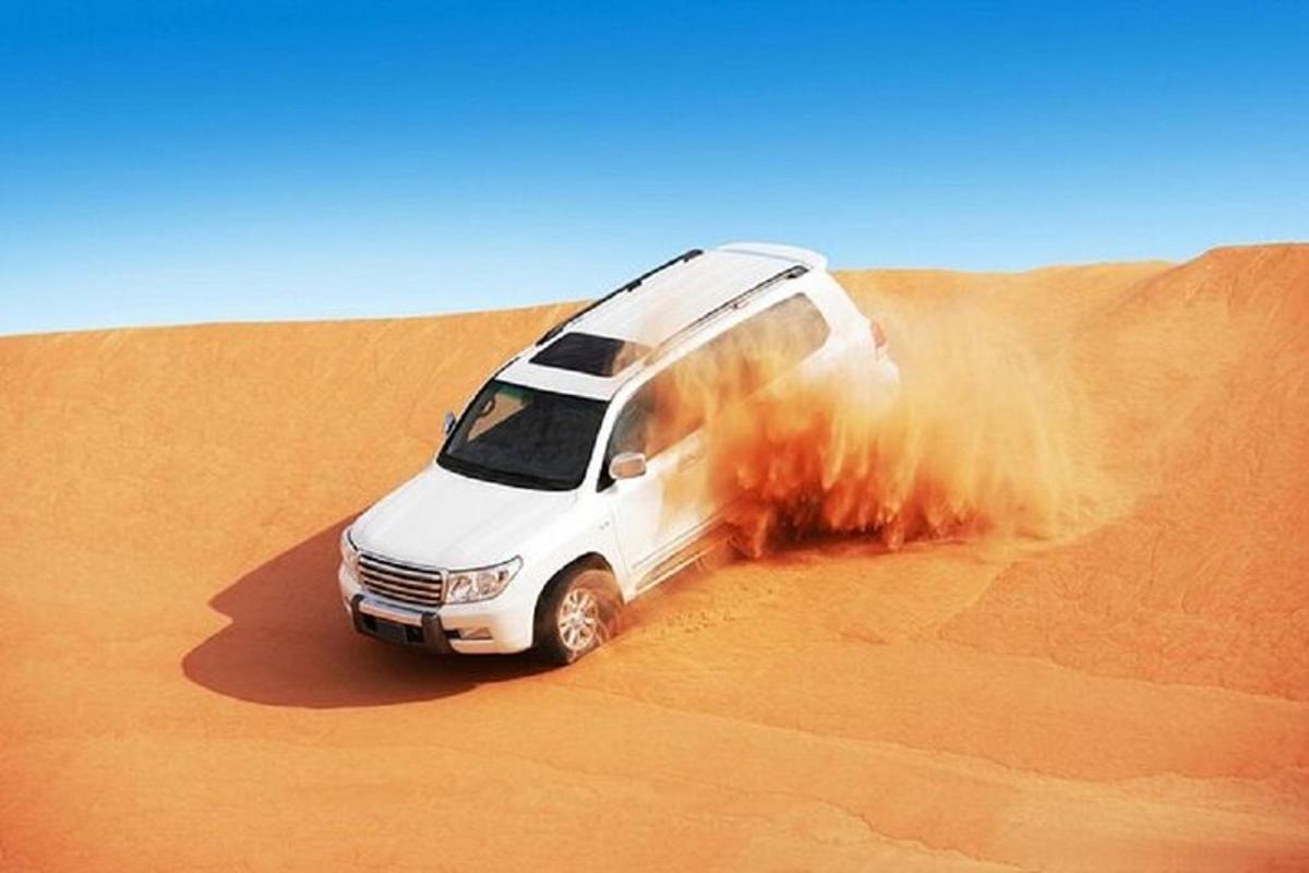 uma van branca dirigindo no deserto
