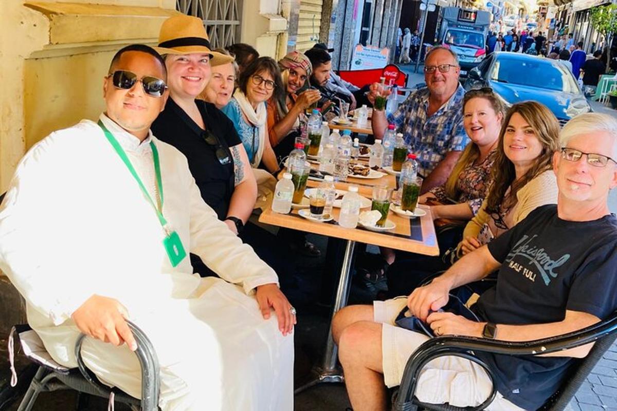 um grupo de pessoas sentadas ao redor de uma mesa com comida