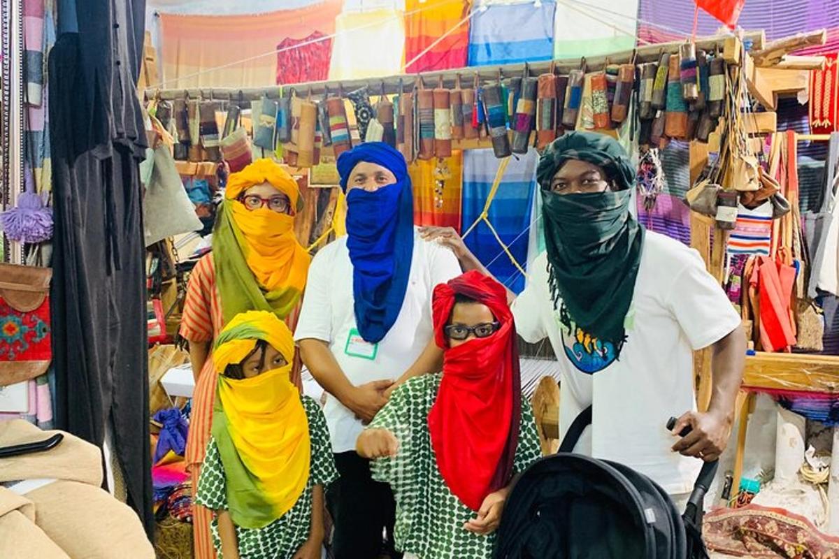 um grupo de pessoas usando hijab em uma loja