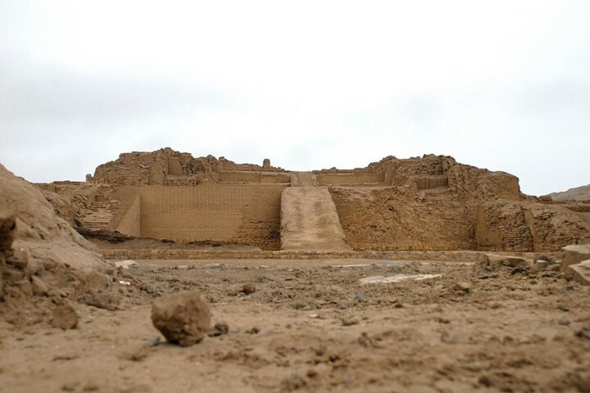 Un viejo edificio en medio del desierto