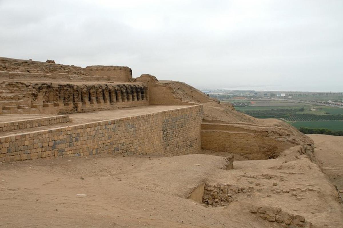Un muro de ladrillos con escalones en la cima de una colina.