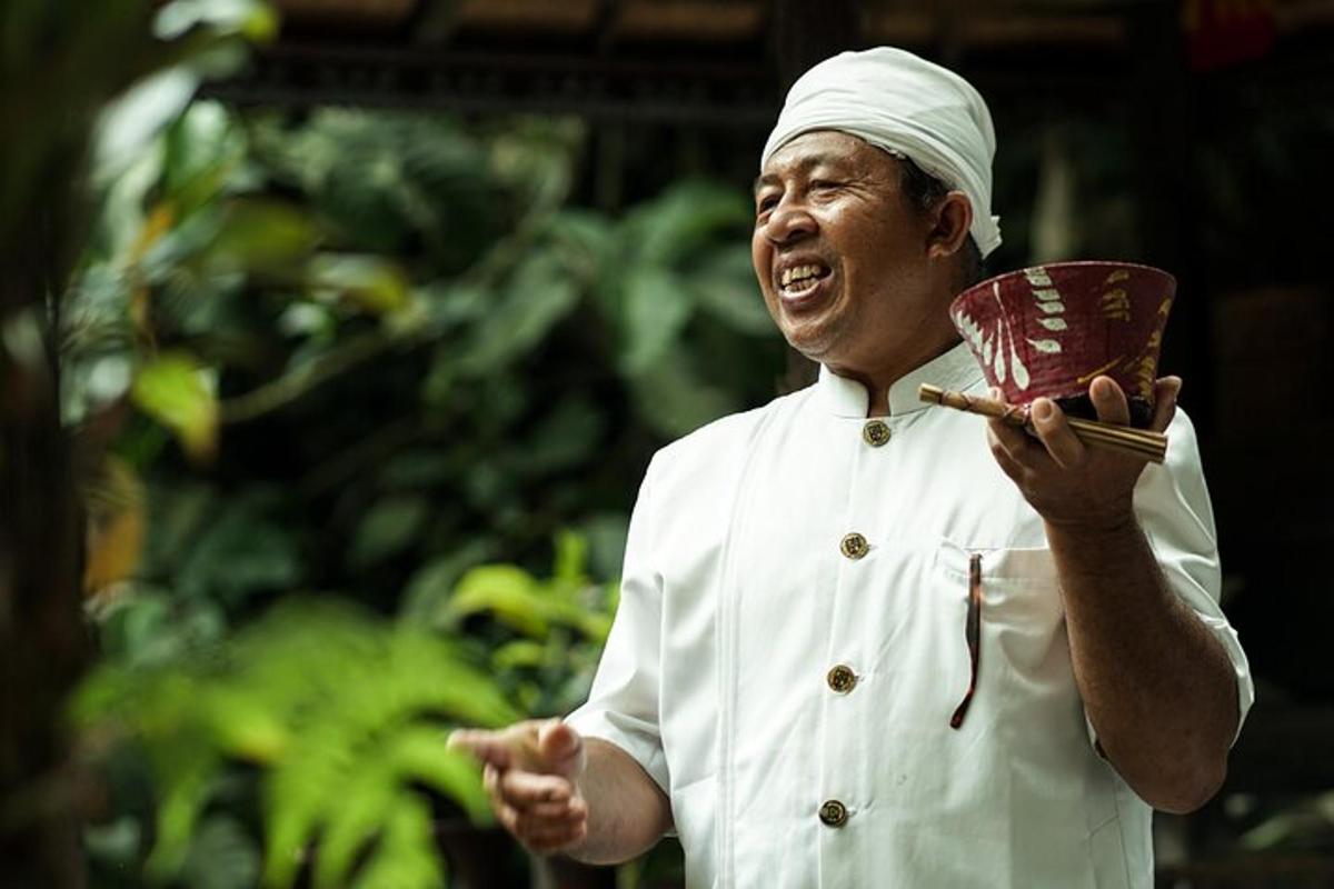 Un hombre vestido de chef sosteniendo un tazón.
