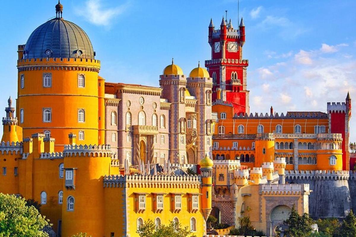 un grande edificio con una torre dell'orologio in cima