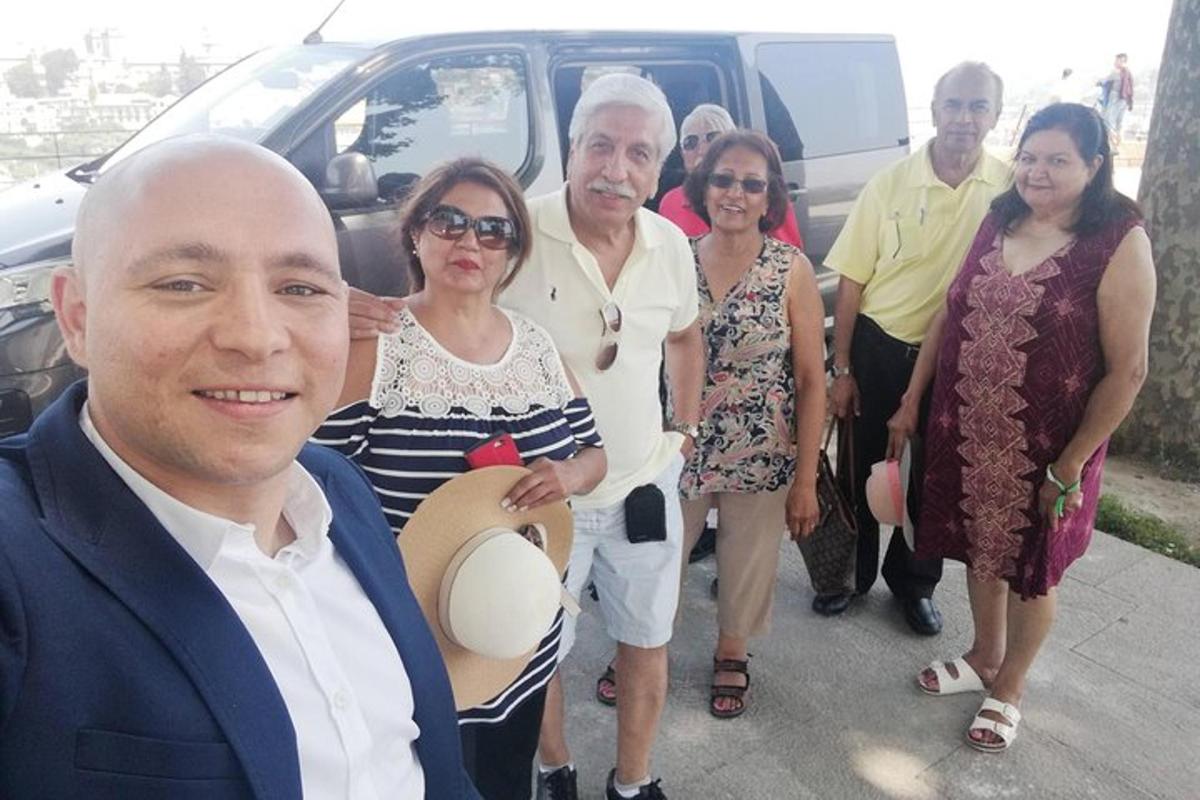 un gruppo di persone in piedi davanti a un furgone