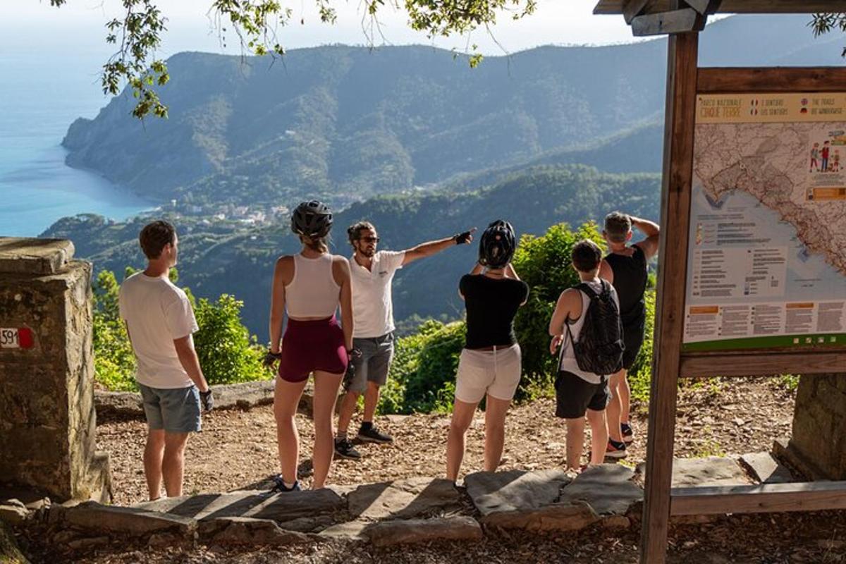un gruppo di persone in piedi sulla cima di una montagna