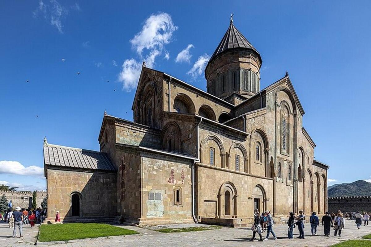 velký kostel a lidé stojící před ním