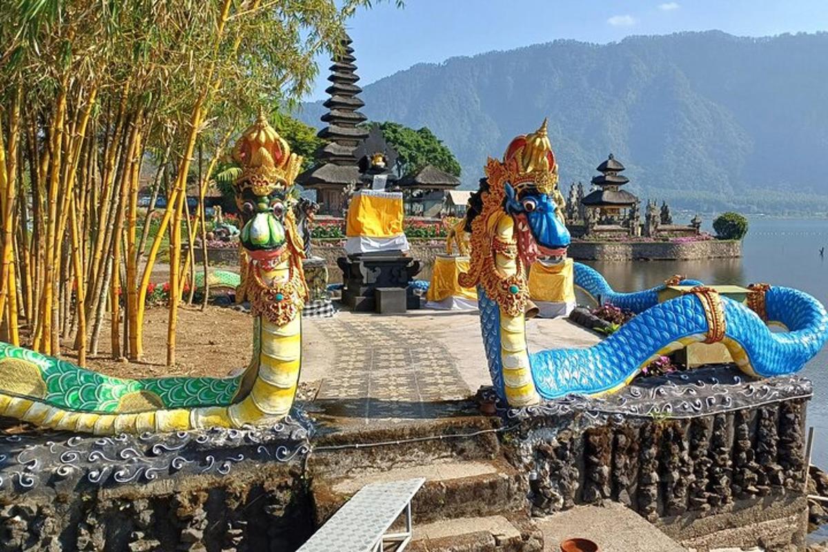 Un grupo de estatuas de dragones junto a un cuerpo de agua.