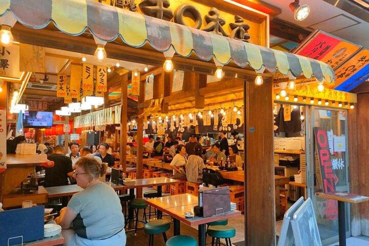 skupina lidí sedících u stolů v restauraci