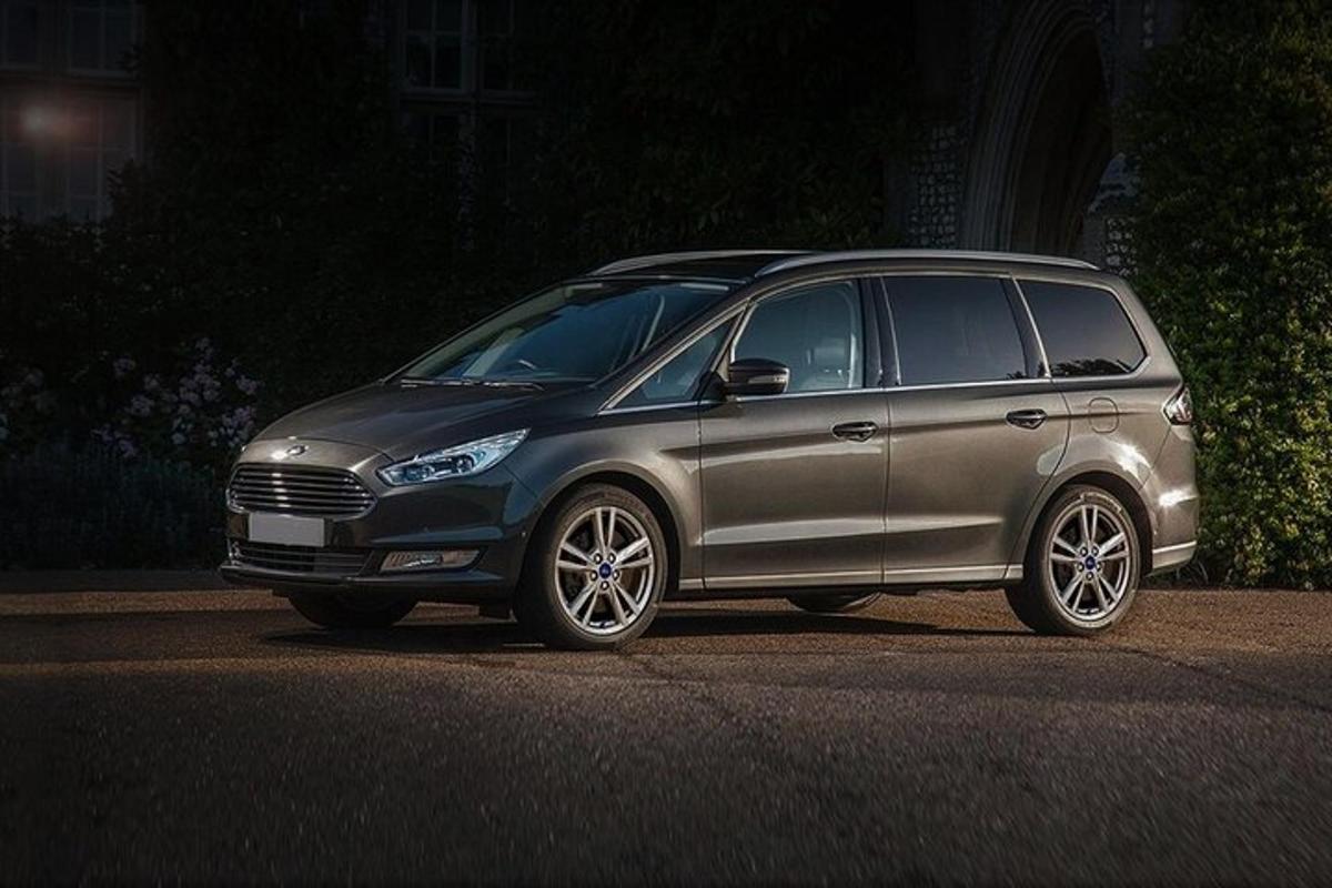 un minivan argentato parcheggiato su una strada di notte