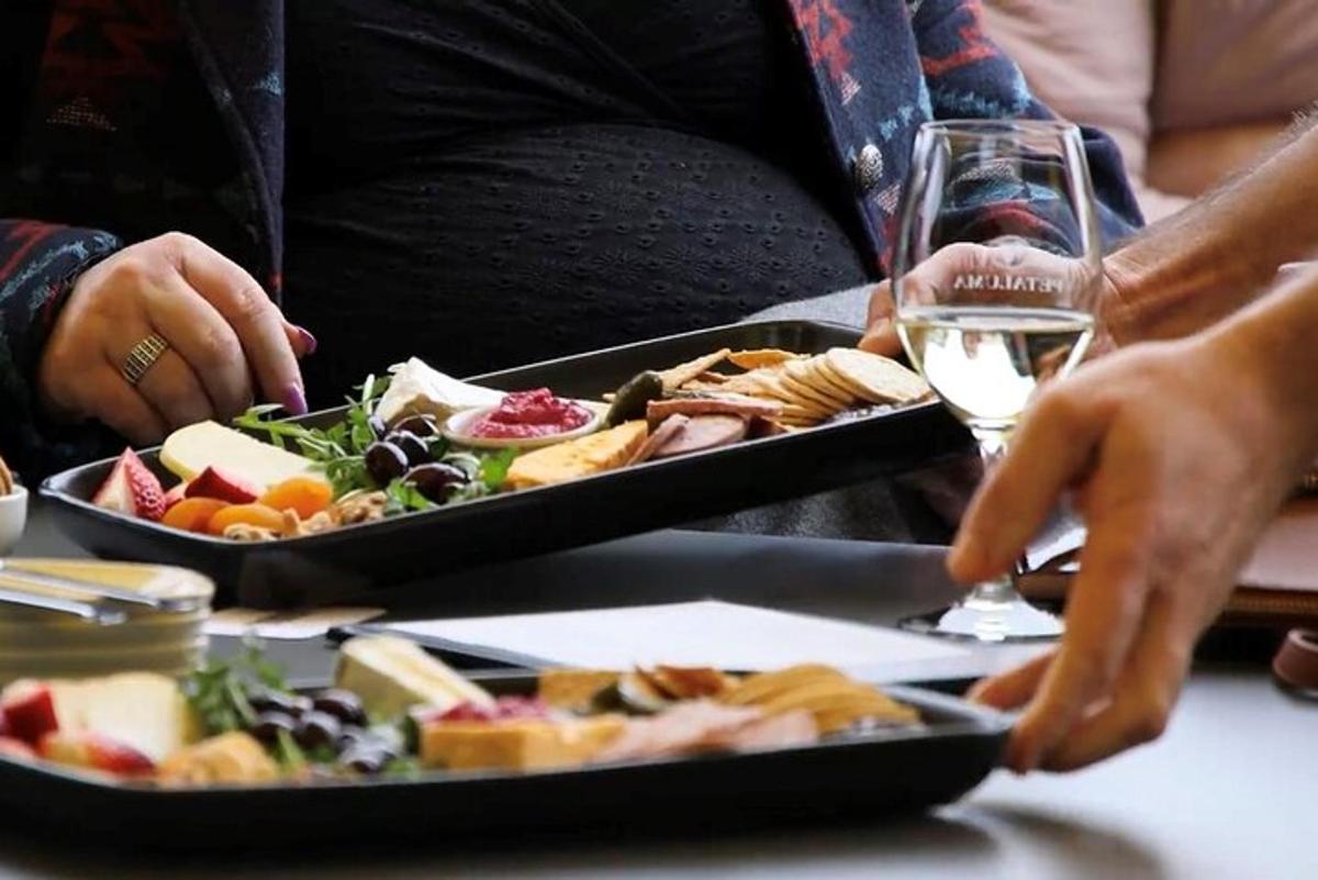 o masă cu două farfurii de mâncare și un pahar de vin