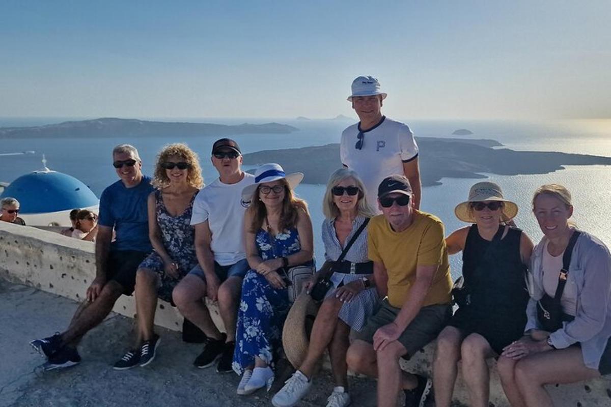 een groep mensen die poseren voor een foto op een richel