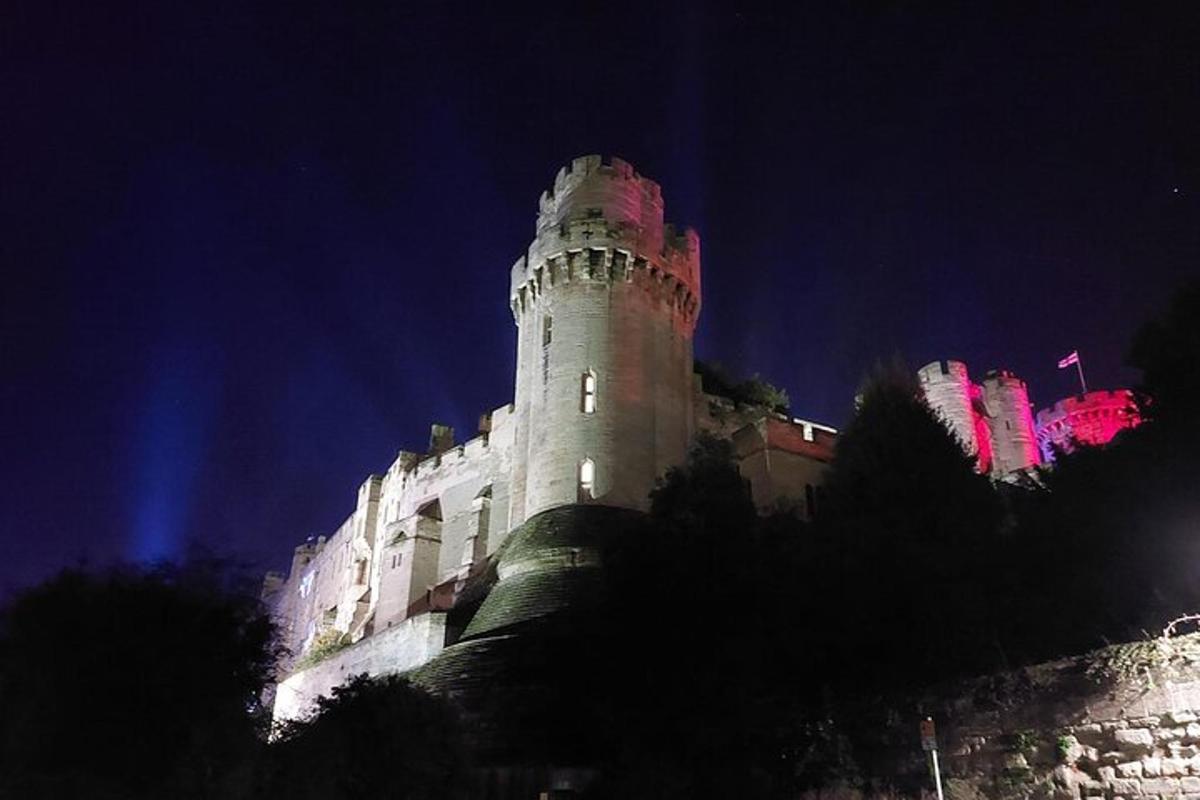 velký hrad v noci se světly