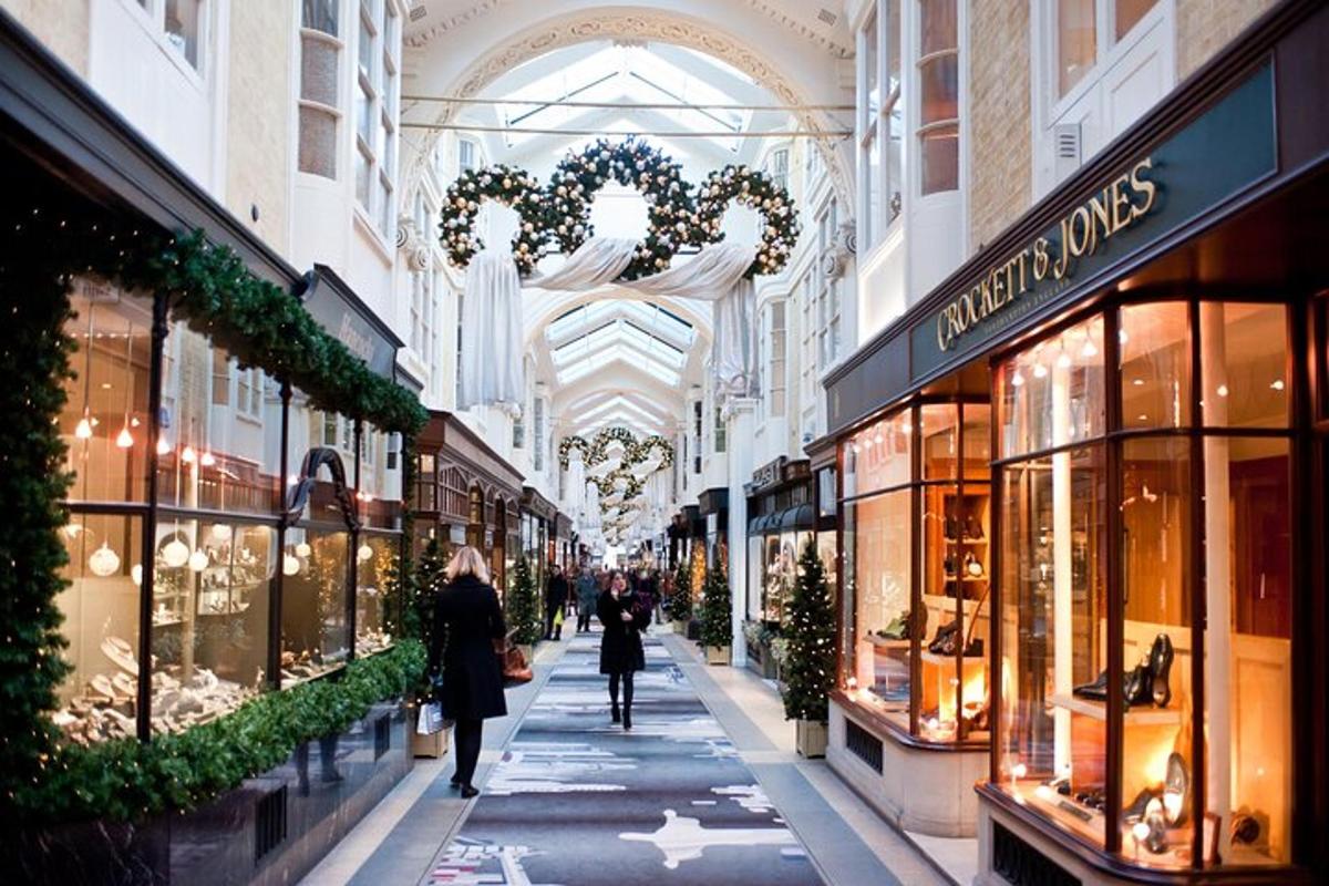 un centre comercial amb gent caminant pel carrer