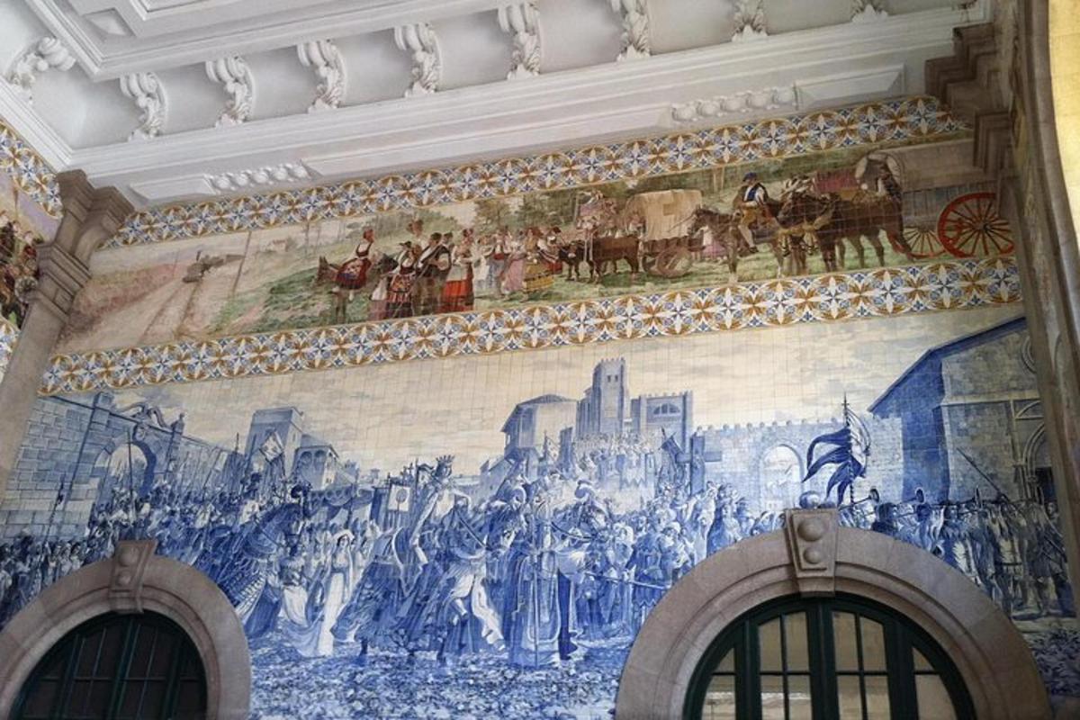 um mural na parede de um edifício com uma pintura