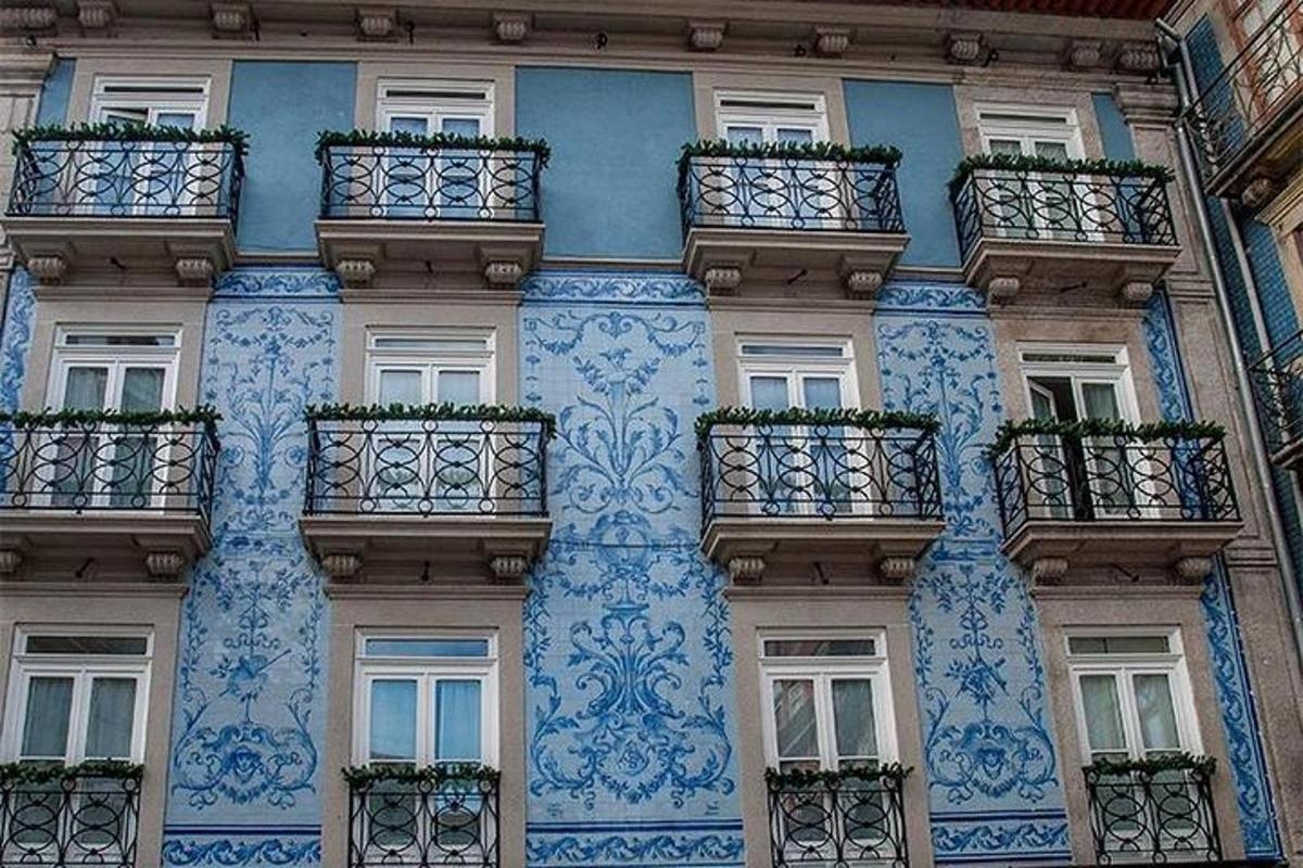 um edifício azul e branco com varandas