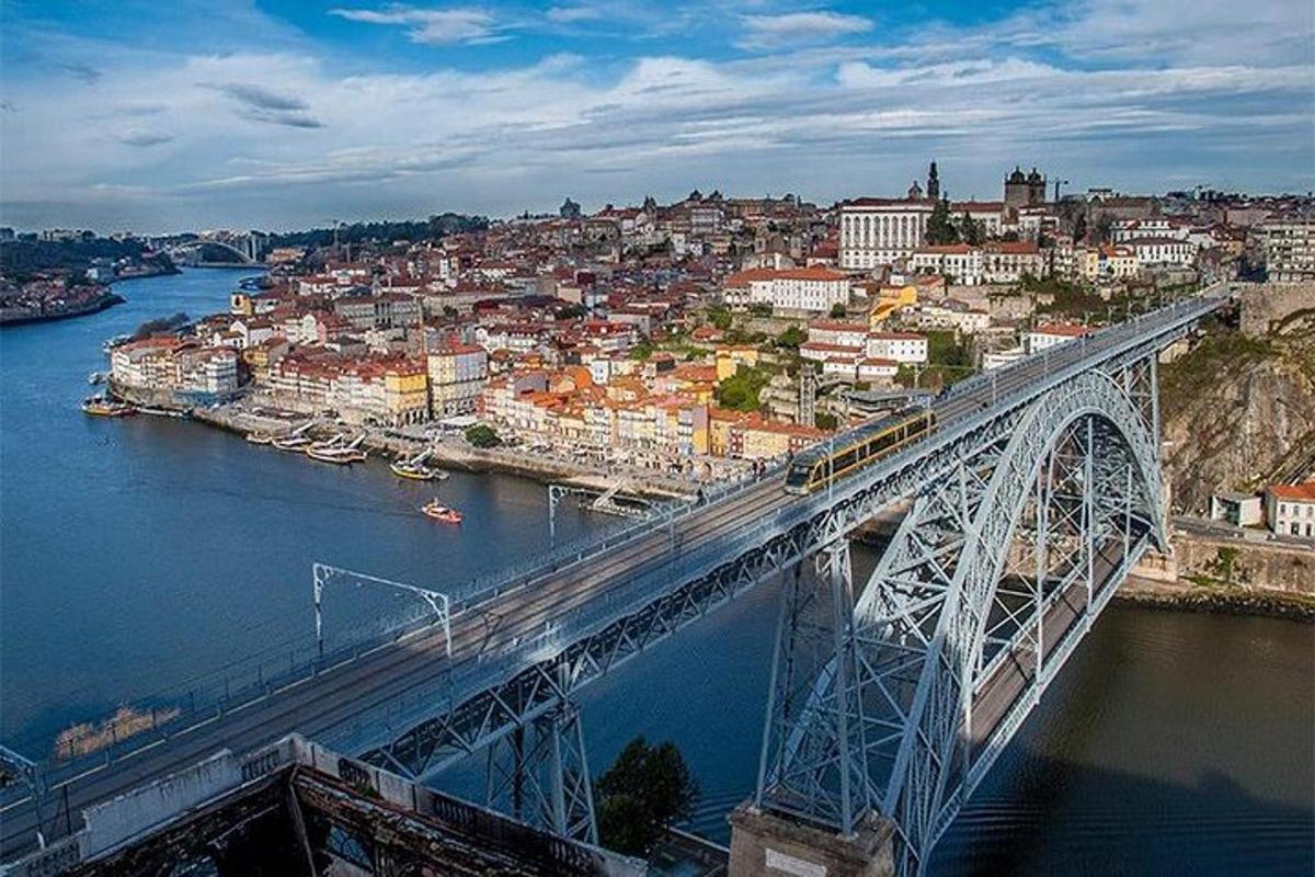 uma ponte com um trem sobre um rio
