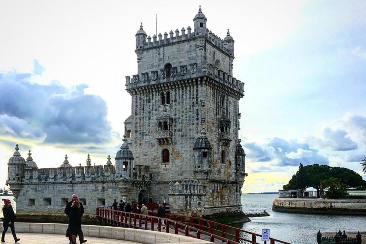 un edificio in acqua con persone che camminano intorno ad esso