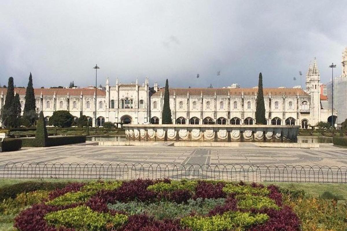 un grande edificio con un cortile antistante