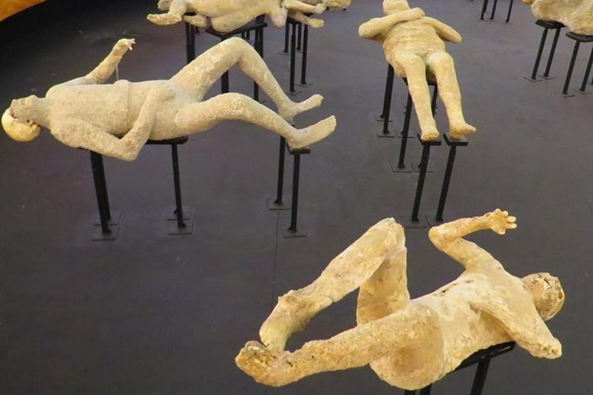 skupina drevených figurín ležiacich na stoličkách