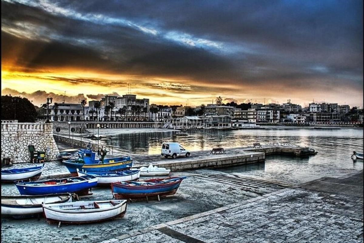 un grup de bărci parcate pe malul unui port