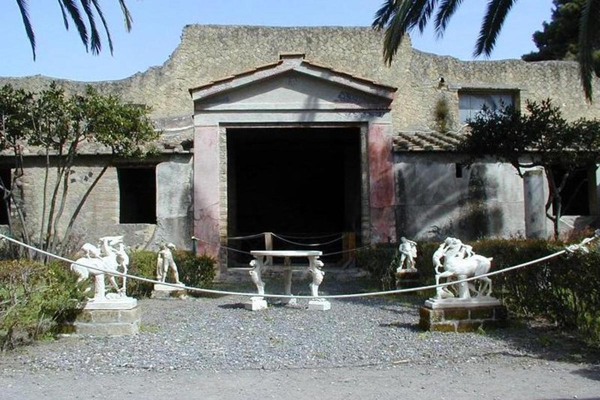 un edificio con statue di cani di fronte