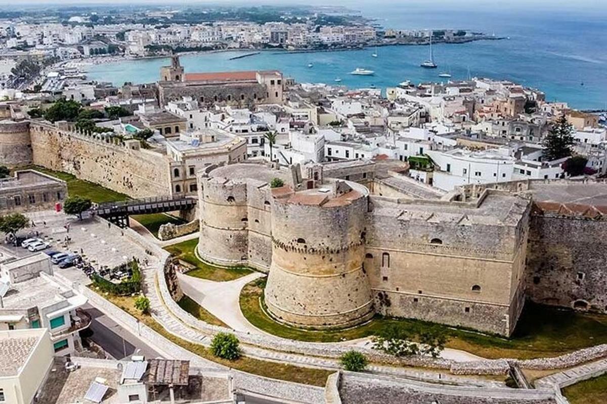 una vista aerea di una città vecchia con l'oceano