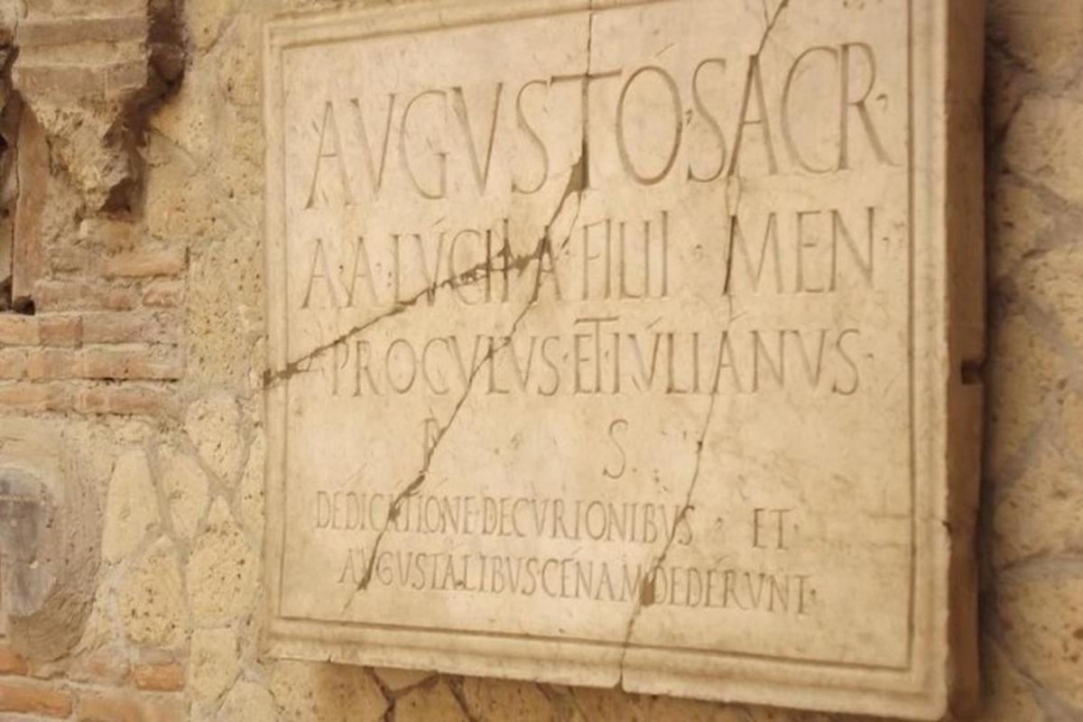 un cartello sul lato di un muro con una scritta
