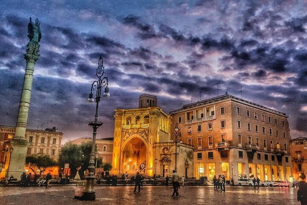 un edificio con una statua di fronte