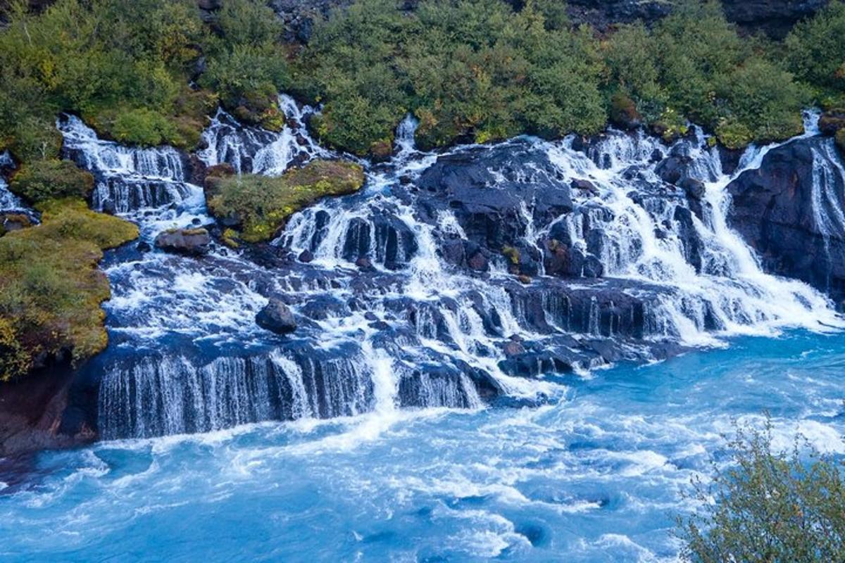 air terjun di tengah-tengah sungai