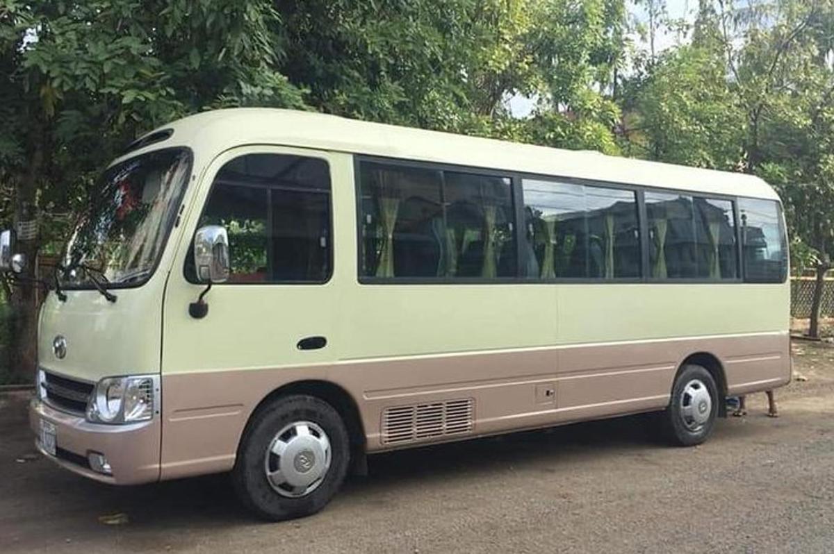 balts autobuss novietots stāvvietā