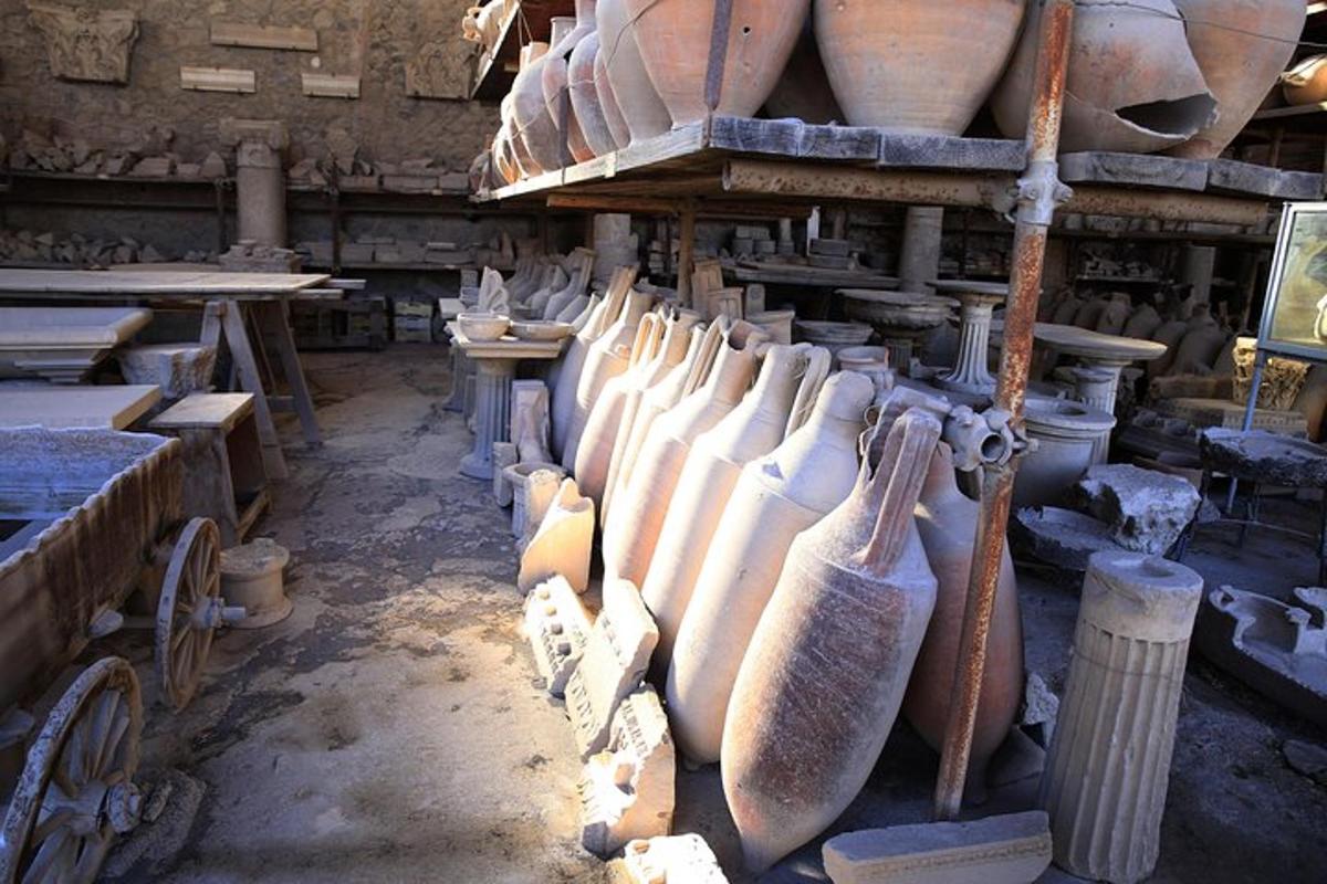 una habitació amb un munt de testos i gerros