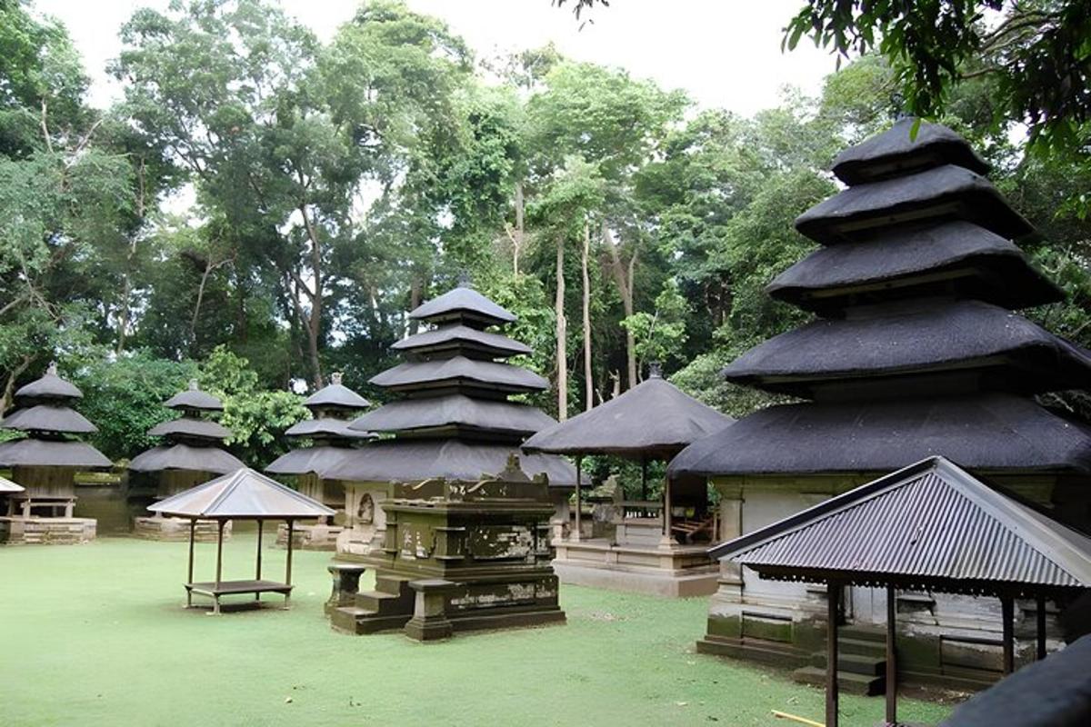 un gruppo di pagode in un parco con alberi