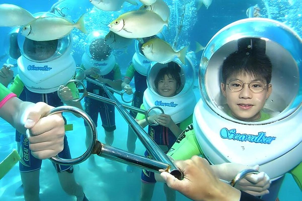 Un grupo de personas en un acuario con un buzo.