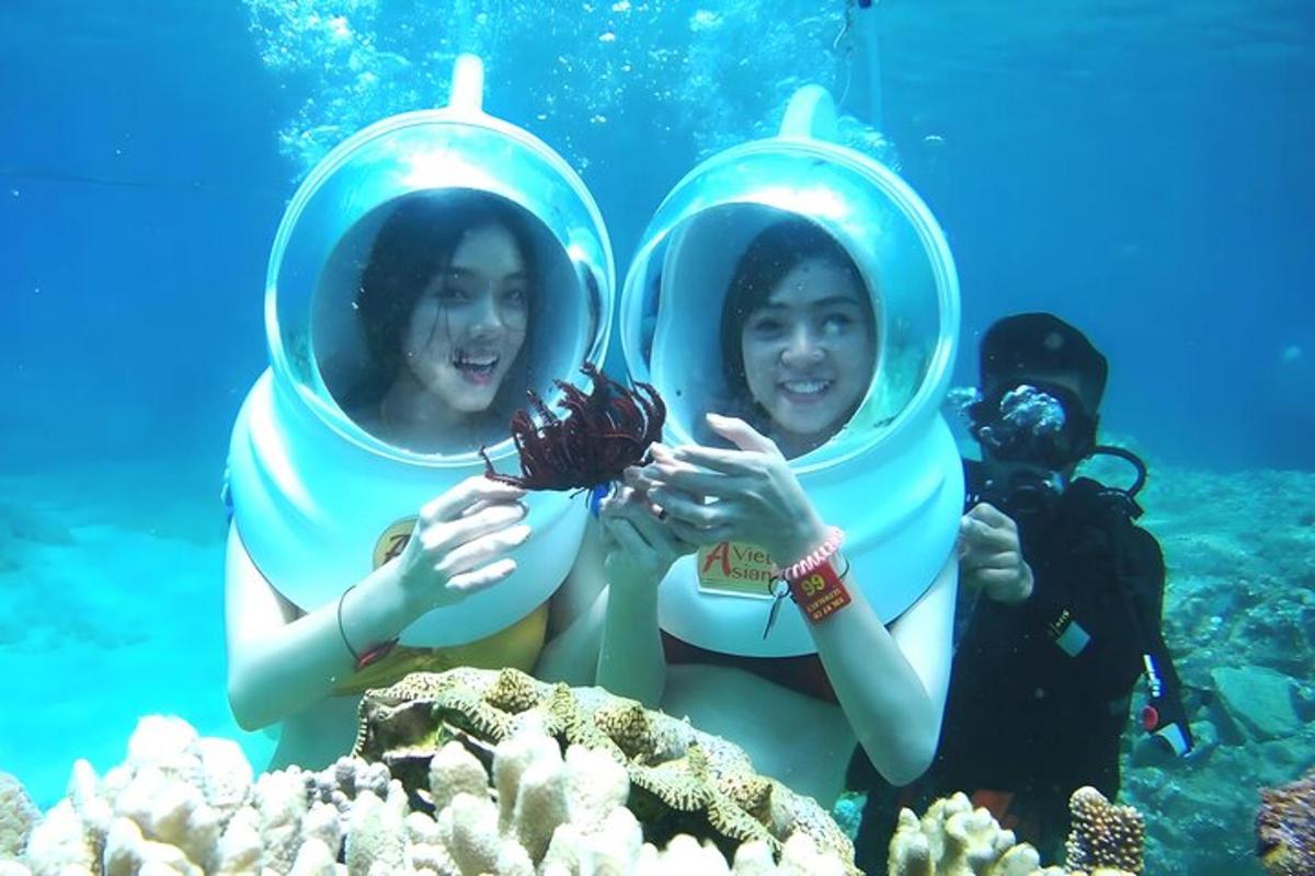due ragazze che indossano attrezzatura da snorkeling nell'oceano