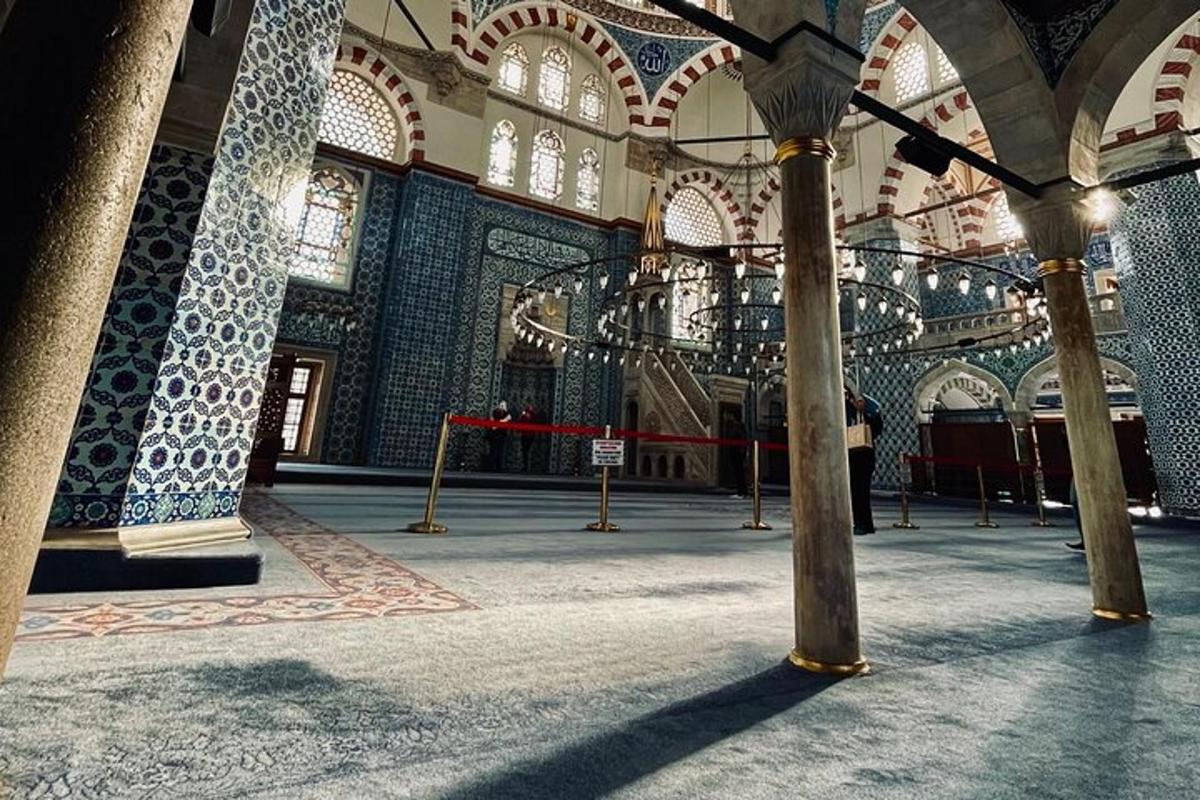liela istaba ar zilām un baltām flīzēm mošejā