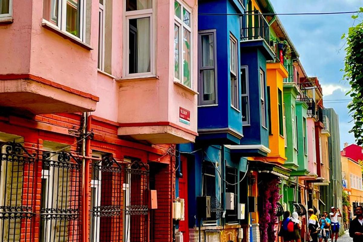 un grup de clădiri colorate pe o stradă